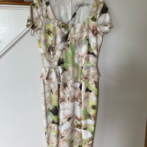 Beautiful Spring Karen Millen Floral Dress - Picture 2 of 7